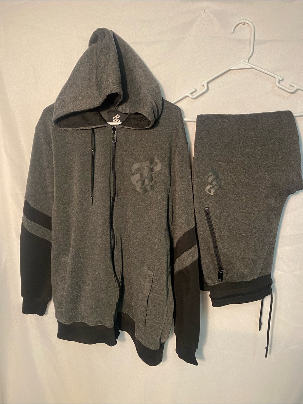 Rocawear Men's Charcoal Gray Zip Hoodie & Jogger Set. Hoodie Xl -Bottoms Large